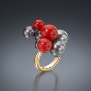 From designer Sean Gilson’s award-winning Bubble Collection, this Large Multi-Bubble Ring features 5 Tahitian Natural Color Cultured Pearls. Responsibly sourced